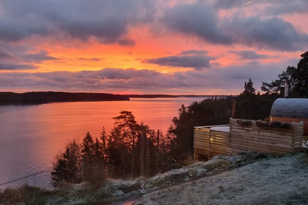 Bastu och spa-anläggning bergshöjd i skymning